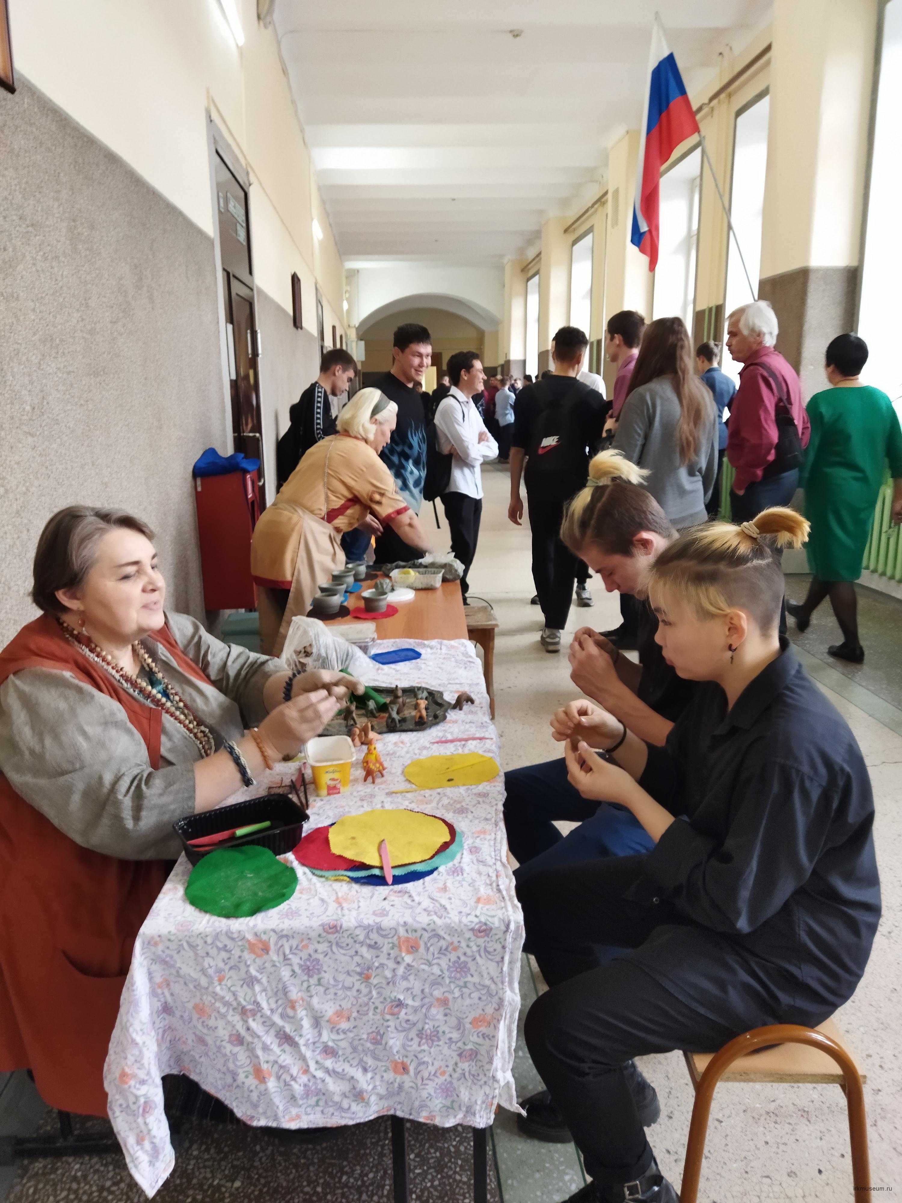 Презентация на тему: "педагогика: ремесло, наука или искусство?. кто умеет что-то делать – делает сам. кто не умеет – учит других. кто не умеет ни того, ни другого – учит,". скачать бесплатно и без регистрации.